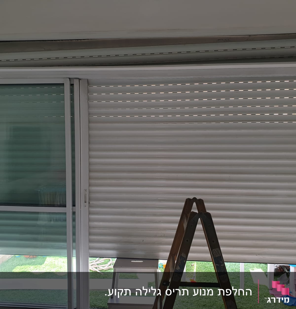 תריסים לבנים סגורים עם סולם עץ מלפנים